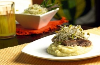 Filete glaseado sobre puré de yuca